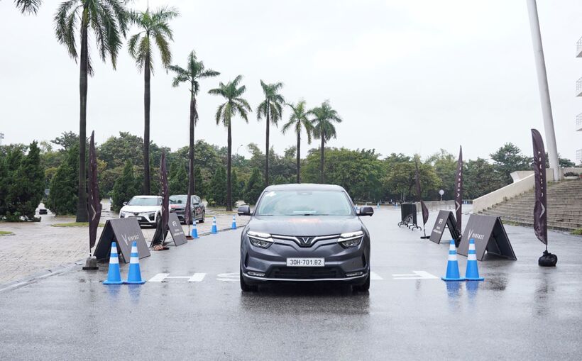 Nhiều khách hàng tại Hà Nội đã có cơ hội trải nghiệm chuyên sâu xe điện VinFast.
