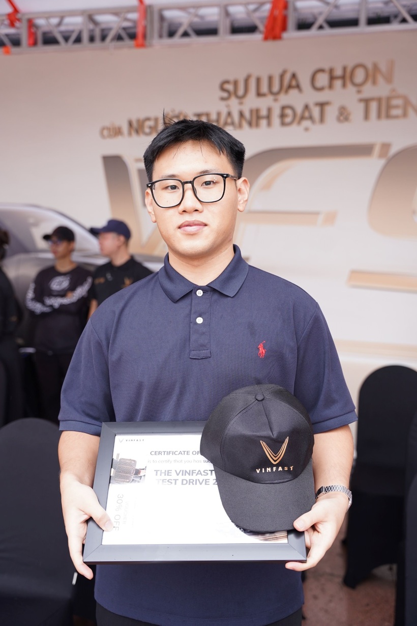 Anh Nguyễn Đức Phong (Hà Nội) hài lòng với thiết kế, cảm giác lái và công nghệ trên VF 8.