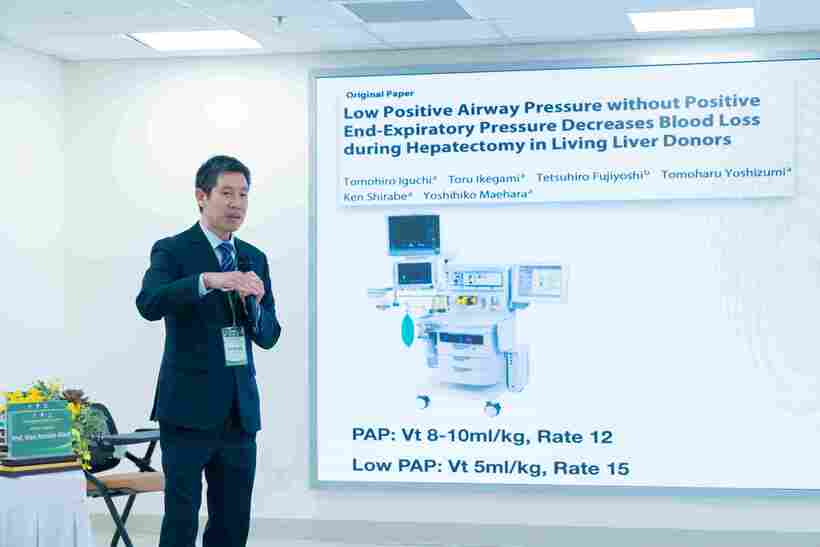 Báo cáo viên Vinmec chia sẻ chuyên môn ghép gan tại Hội nghị