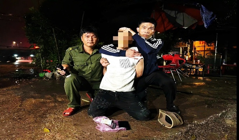 Lực lượng công an bắt giữ nghi phạm. Ảnh: VietNamNet