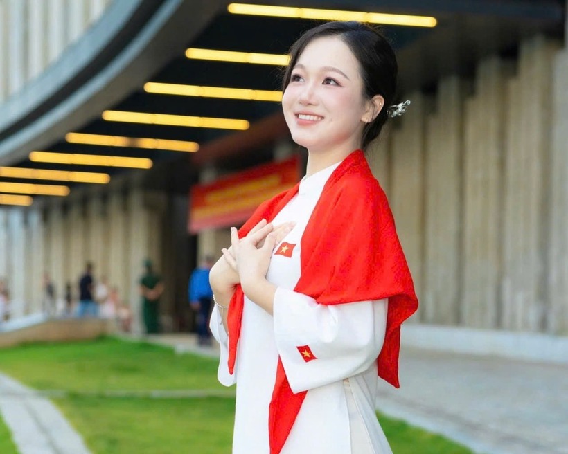 Hạnh Nhung bất ngờ khi vượt các bạn nam, trở thành thủ khoa một ngành kỹ thuật.