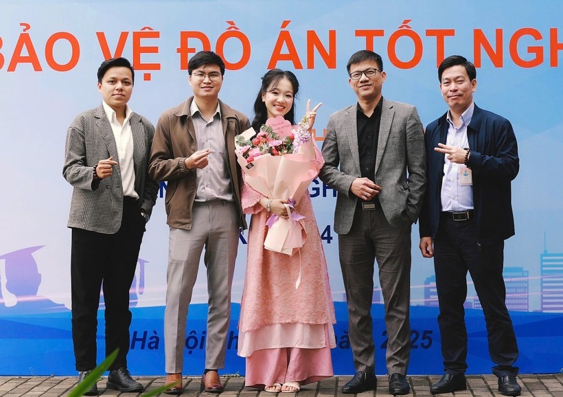 Nhung cùng các thầy trong nhóm nghiên cứu.