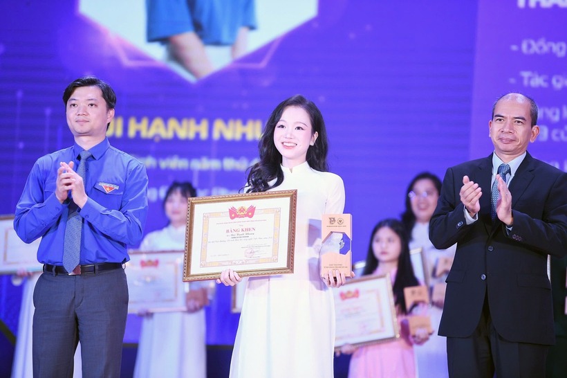 Hạnh Nhung được trao giải thưởng Nữ sinh Khoa học Công nghệ Việt Nam năm 2024.