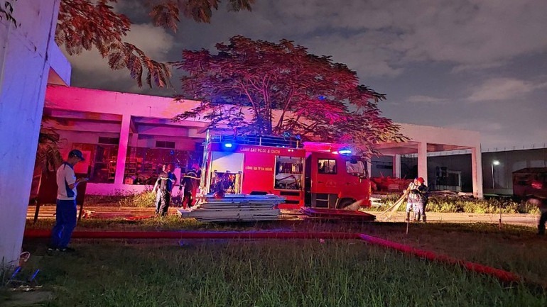 Xe chữa cháy chuyên dụng được huy động đến hiện trường. (Ảnh: Người lao động)