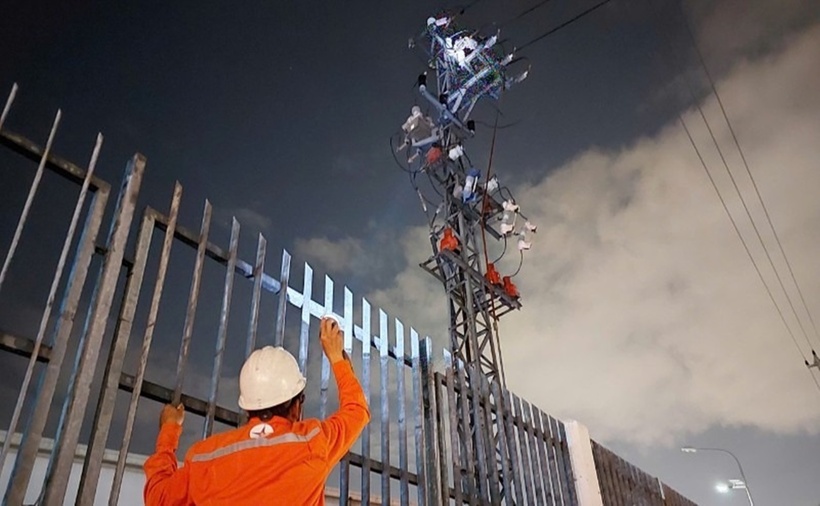 Nhân viên điện lực nhanh chóng có mặt kiểm tra, khắc phục sự cố. (Ảnh: Nhân dân)