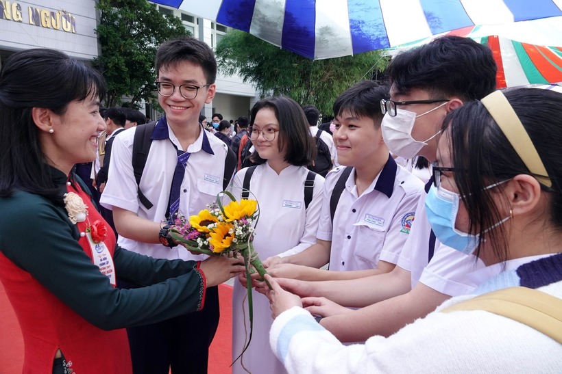 Nhiều trường học bày tỏ mong muốn không nhận hoa dịp ngày Nhà giáo Việt Nam 20/11, thay vào đó là sách vở, bánh kẹo, dụng cụ học tập tặng học sinh... Ảnh minh hạo