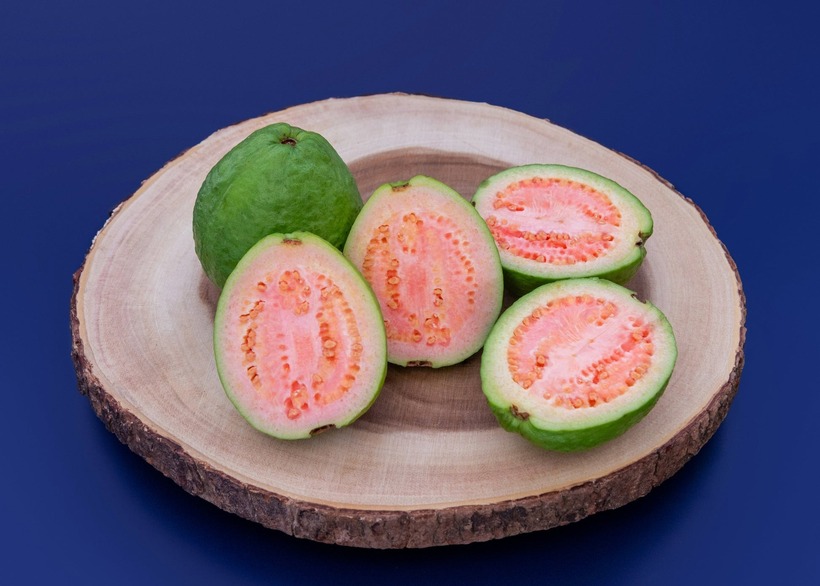 Ổi là nguồn kali tự nhiên dồi dào, tốt cho người khỏe mạnh vì giúp ổn định huyết áp và cân bằng điện giải.