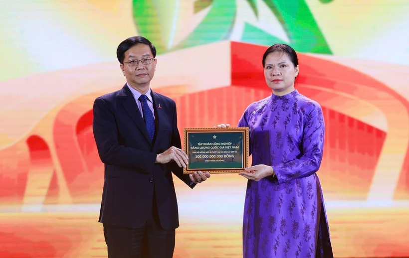 Tại lễ bế mạc Hội chợ mùa Thu lần thứ nhất - 2025, Petrovietnam cùng các đơn vị thành viên và người lao động trong toàn Tập đoàn khẳng định dành 100 tỷ đồng để ủng hộ khắc phục hậu quả do thiên tai, bão lũ xảy ra trong năm 2025. Ảnh: PVN