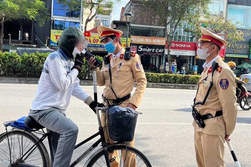 Theo quy định của pháp luật hiện hành, người đi xe đạp hoàn toàn có thể bị kiểm tra và xử phạt nếu vi phạm quy định về nồng độ cồn. Ảnh minh họa