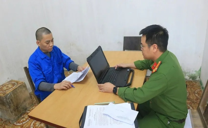 Đối tượng Nguyễn Văn Đạt tại cơ quan công an. (Ảnh: Công an Hải Phòng)