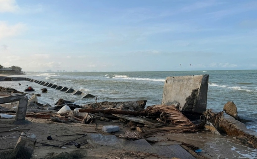 Thủy triều lên cao đã khiến con tàu cổ bị mất dấu từ chiều 8/11. (Ảnh: Tuổi trẻ)