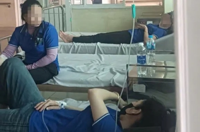 Công nhân phải nhập viện sau bữa ăn trưa. Ảnh: Pháp luật TP.HCM