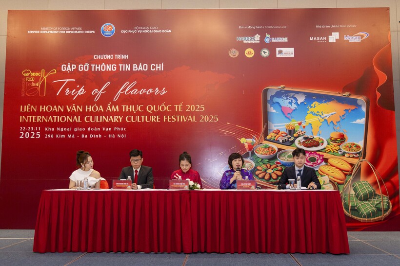 Nghệ nhân Lê Thị Thiết - Cố vấn Văn hóa Ẩm thực của Liên hoan chia sẻ tại sự kiện.