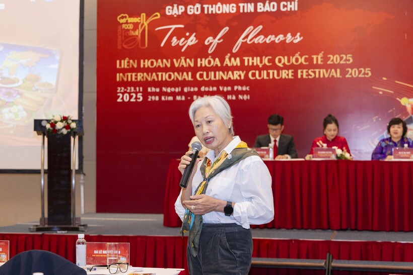 Bà Lê Nguyệt Anh - Phu nhân Bộ trưởng Bộ Ngoại giao Việt Nam chia sẻ tại họp báo .