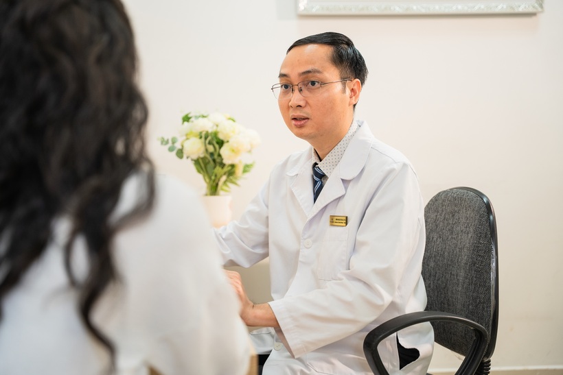 ThS.BS Nông Ngọc Sơn đang tư vấn cho bệnh nhân