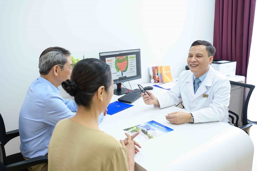 PGS.TS.BS Trần Mạnh Hùng - Trưởng khoa Ngoại tổng hợp, BVĐKQT Vinmec Smart City gắn liền tên tuổi với những ca phẫu thuật "cân não".