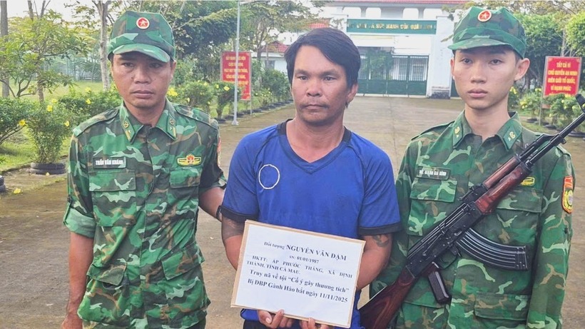 Đối tượng Nguyễn Văn Đậm (giữa) bị bắt khi lần trốn trên tàu cá. (Ảnh: Tiền phong)