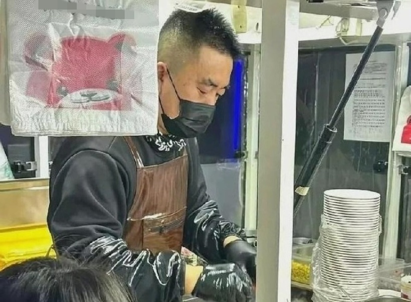 Người cha mở quán cơm gần trường vì con gái nói "cơm căng tin không ngon”. Ảnh: SCMP.