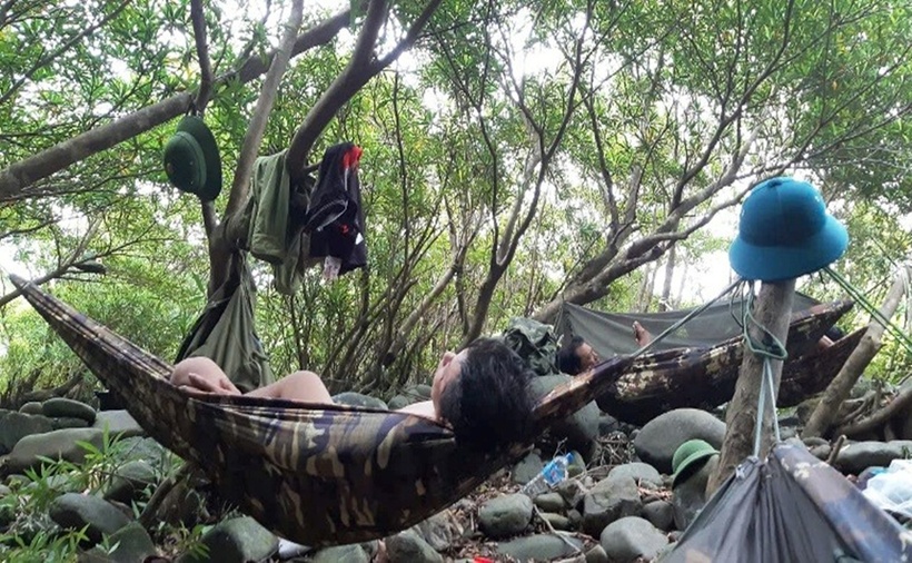 Mắc võng nghỉ trưa ngay trong rừng.