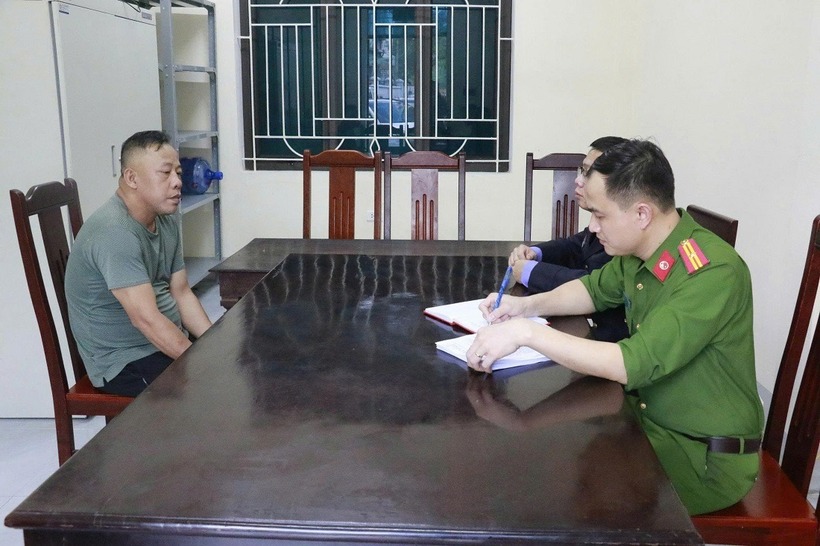 Cơ quan chức năng lấy lời khai Hoàng Đình Sơn. Ảnh: Công an Nghệ An
