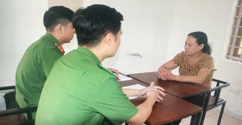 Cán bộ điều tra lấy lời khai đối tượng Phùng Thị Thanh. Ảnh: Công an tỉnh Hưng Yên