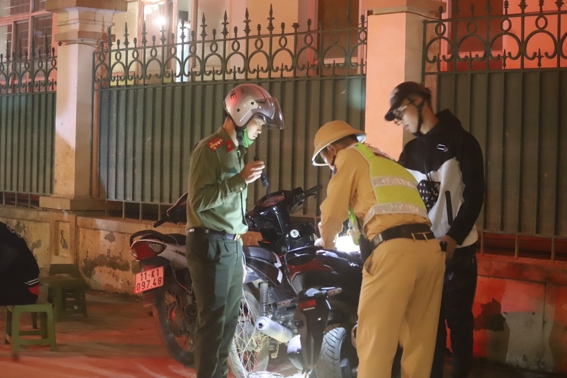 Lực lượng chức năng kiên quyết xử lý các trường hợp vi phạm. Ảnh: Ngọc Lâm