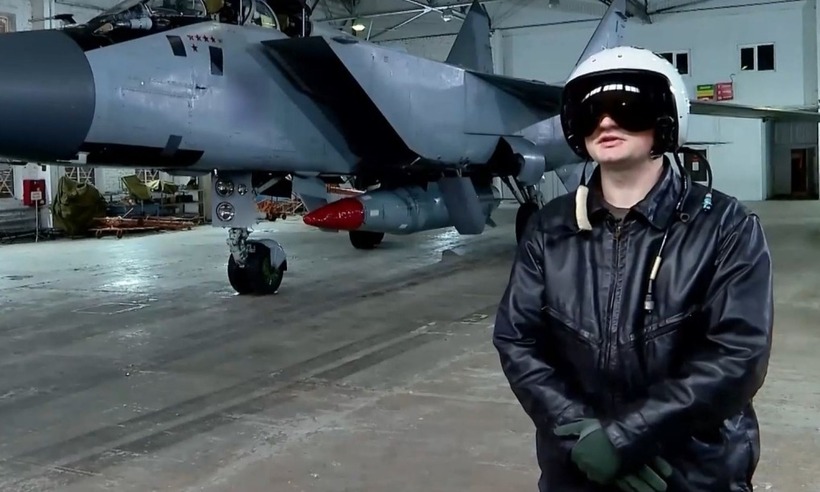 Phi công MiG-31 Nga trong hình ảnh được công bố. Ảnh: TASS