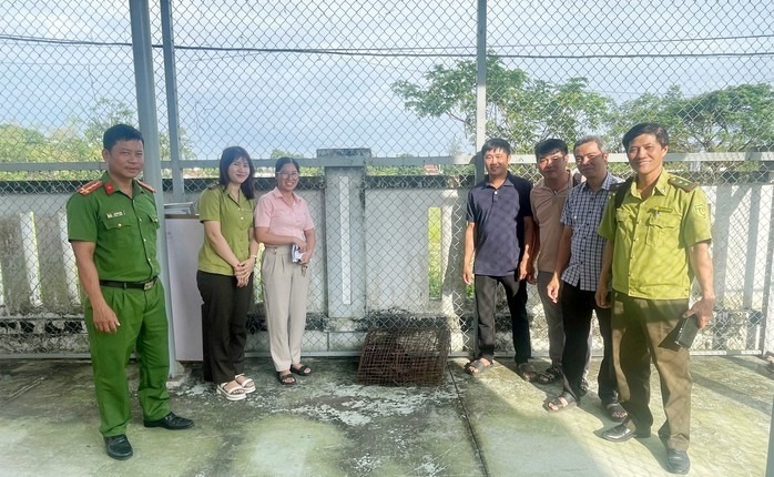 Con trăn đất quý hiếm nặng 12 kg được người dân bàn giao cho lực lượng chức năng để thả về tự nhiên. Ảnh: Người lao động