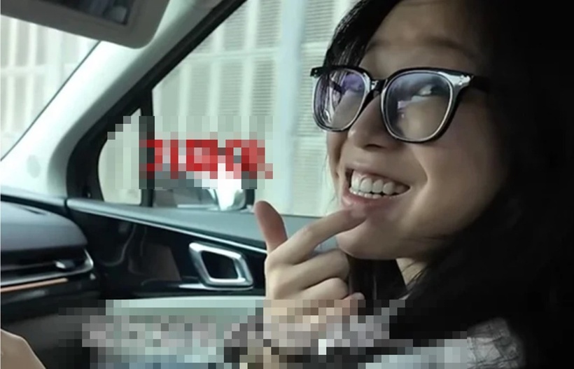 Tzuyang "khoe" bộ răng giả trên trang cá nhân hôm 9/11 sau khi răng thật bị mài mòn do ăn quá nhiều. Ảnh: Tzuyang's Outside Garden'/Youtube