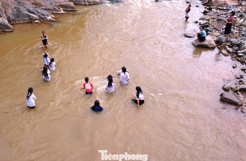 Thiếu nước sinh hoạt, học sinh vùng biên phải ra suối tắm, giặt. Ảnh: Tiền phong