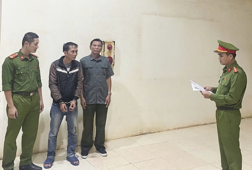 Tống đạt quyết định khởi tố vụ án, khởi tố bị can và thi hành Lệnh bắt bị can để tạm giam đối với Đặng Minh Tương về hành vi trộm cắp tài sản. Ảnh: Công an Quảng Trị