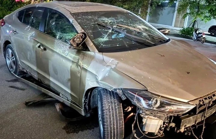 Chiếc ô tô hư hỏng nặng sau vụ việc. Ảnh: Tạp chí Tri Thức.