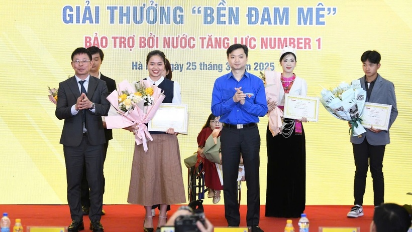 Nguyễn Mỹ Linh nhận giải thưởng “Bền Đam Mê” do báo Tiền Phong tổ chức với sự đồng hành của Number 1. (Ảnh:NVCC).