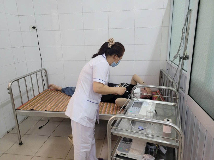 Một trong số các bệnh nhân nhập viện sau bữa ăn trưa. Ảnh: Công lý.