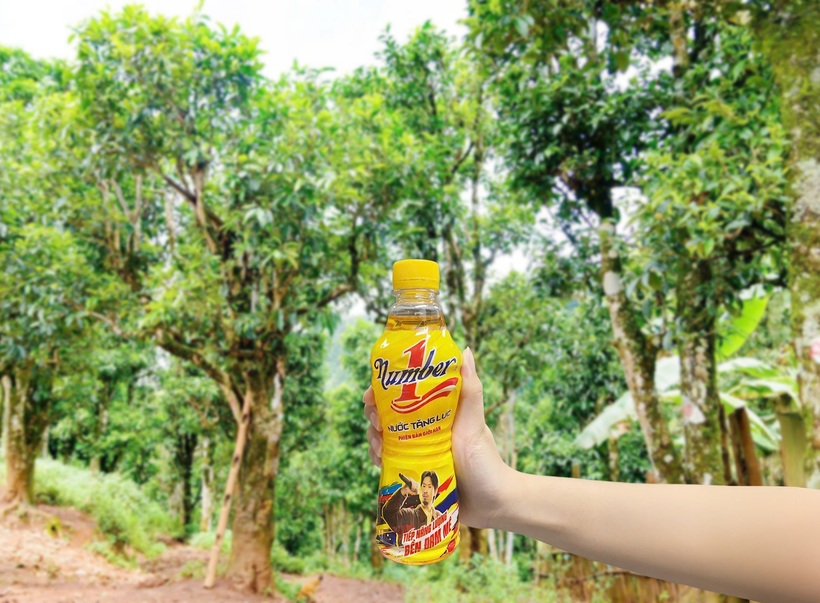 Giữa mây núi Tủa Chùa, Linh khởi đầu hành trình “liều lĩnh” mang năng lượng Việt đến từng tán chè Shan tuyết với sức mạnh và niềm tin được tiếp thêm từ Number 1. &nbsp;(Ảnh:NVCC).