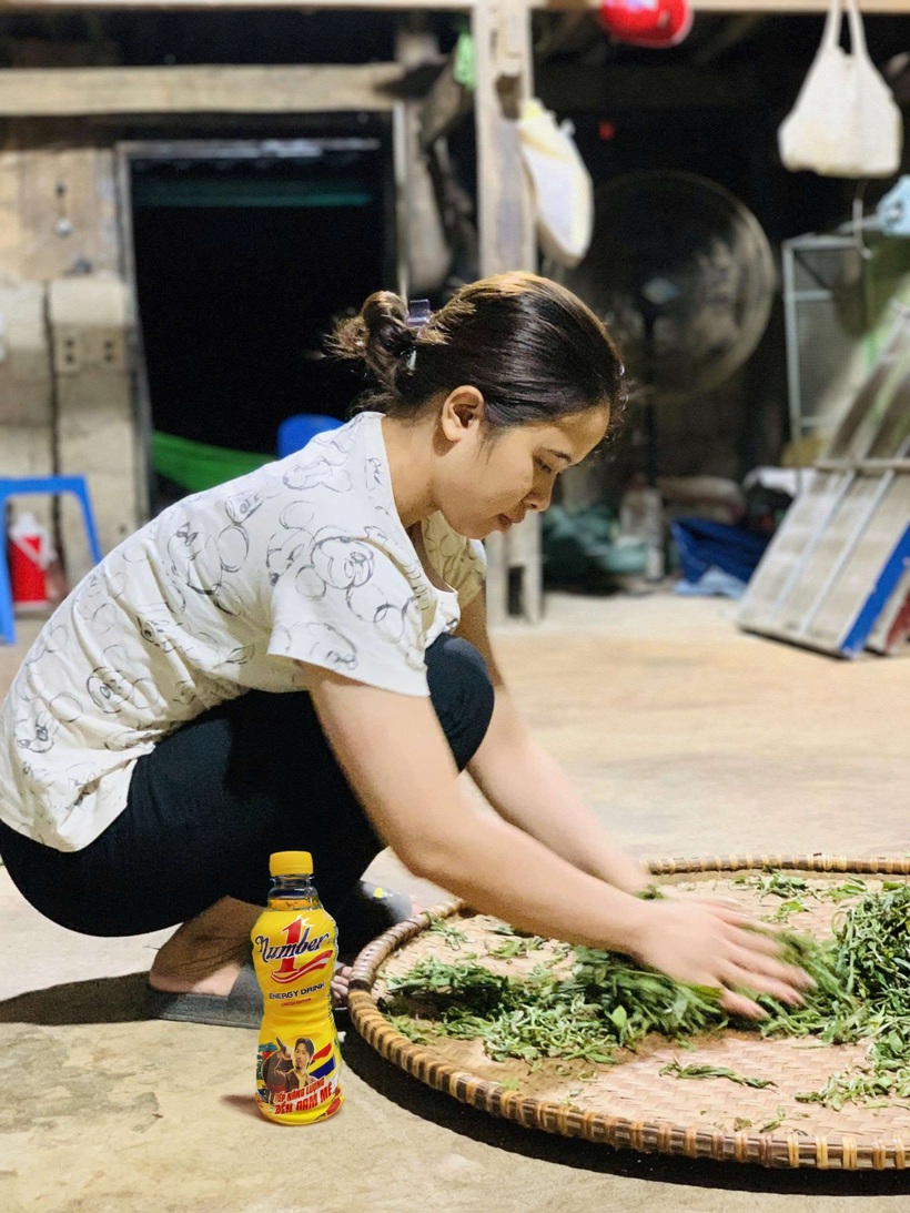 Linh giữa xưởng chè Tủa Chùa, nơi cô gái trẻ thắp lên giấc mơ làm chè sạch. Mỗi mẻ trà là kết tinh của niềm tin, đam mê không lùi bước với năng lượng tiếp sức từ Number 1 . (Ảnh:NVCC).