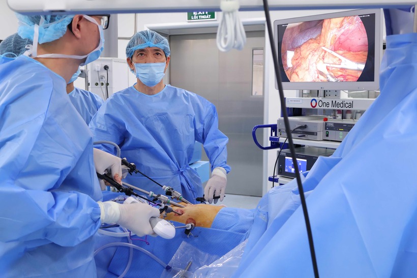 Ekip bác sĩ tiến hành phẫu thuật nội soi điều trị ung thư dạ dày cho bệnh nhân.