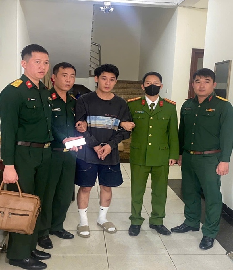 Công an phường bàn giao đối tượng truy nã cho Quân khu 1 – Bộ Quốc phòng. (Ảnh: Công an TP.Hà Nội)