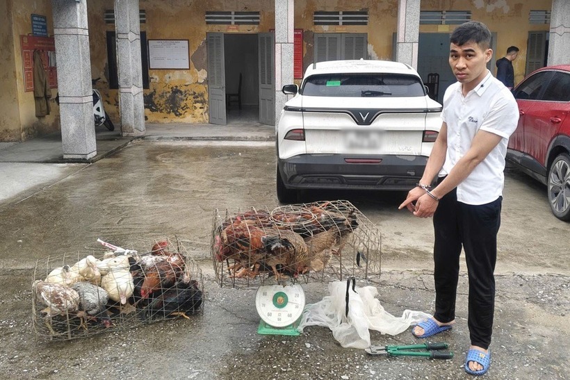 Đối tượng Lê Khánh Thành và vật chứng. Ảnh: Dân trí