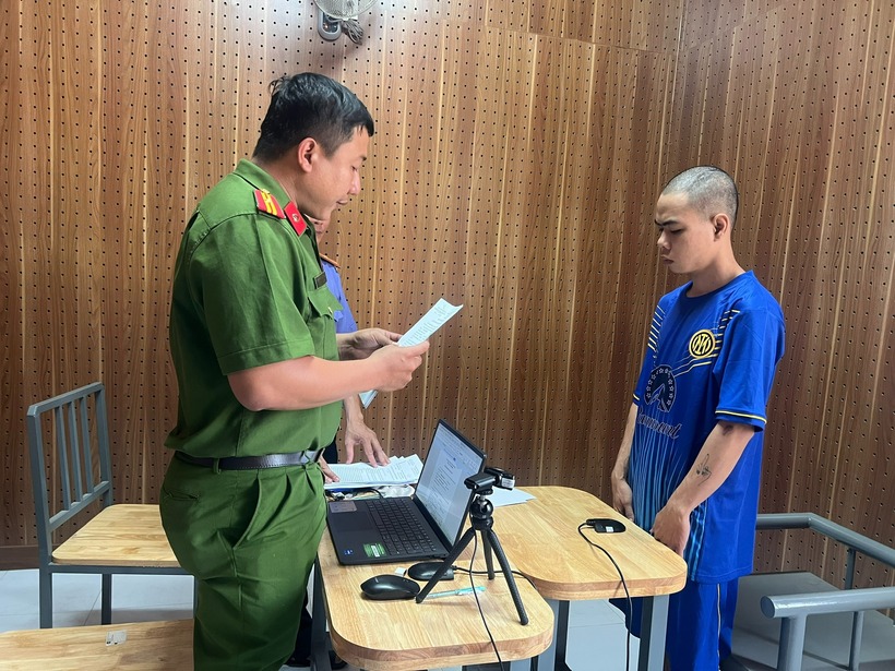 Nguyễn Phát Đạt tại cơ quan công an. Ảnh: Công an tỉnh Vĩnh Long.