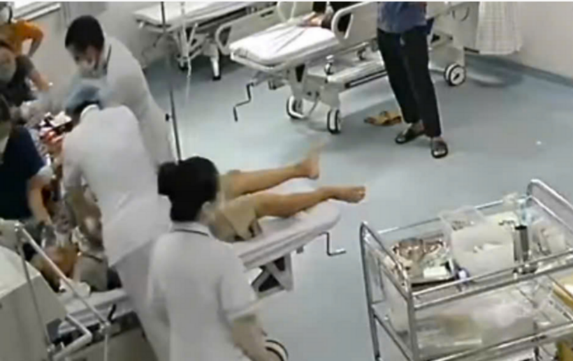 Các y bác sĩ bệnh viện tiến hành hồi sức tích cực cứu sống bệnh nhân. Ảnh: VietNamNet.