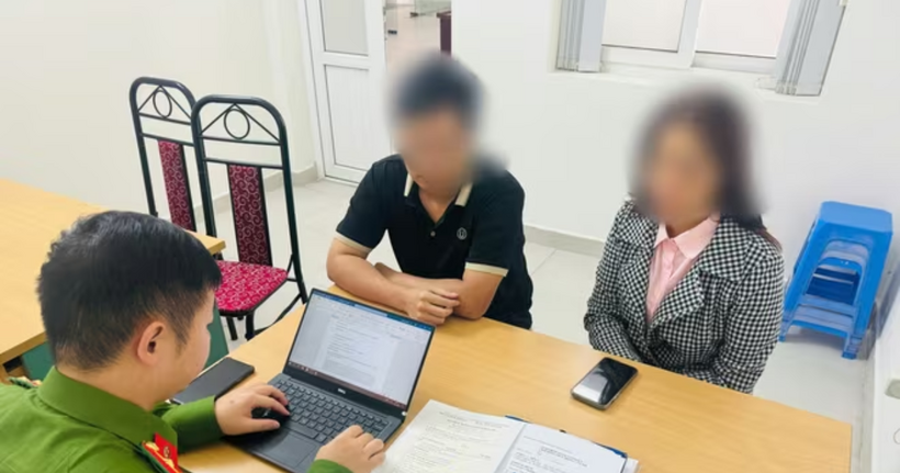 Công an phường Ô Chợ Dừa làm việc với đại diện khách sạn