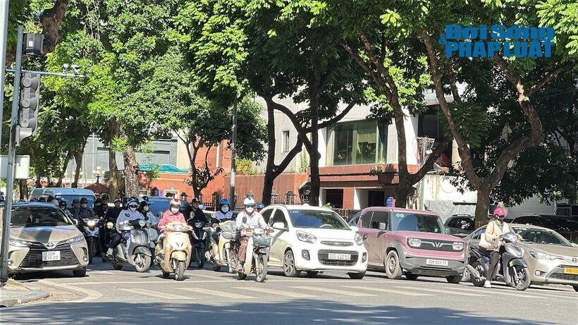 Ghi nhận của PV, người dân cơ bản chấp hành tốt quy định tín hiệu đèn, không còn bỡ ngỡ với cách hiển thị tín hiệu đèn mới