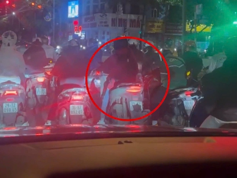 Anh T. điều khiển xe máy dùng khẩu trang che biển số. Ảnh: Dân trí