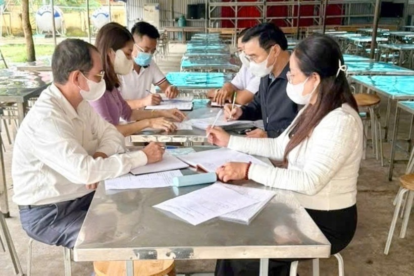 Trường nội trú Con Cuông họp triển khai giải pháp phòng chống lây nhiễm và điều trị, chăm sóc học sinh bị cúm A. Ảnh: Lao động