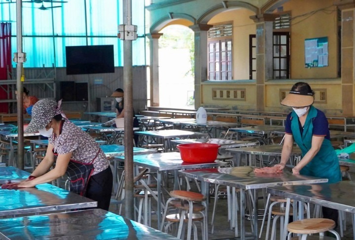 Trường Phổ thông Dân tộc nội trú THCS Con Cuông đang dọn dẹp, phun khử trùng để phòng, tránh cúm lây lan. Ảnh: VTC News