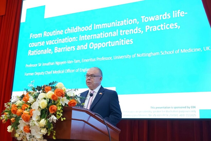Giáo sư, Hiệp sĩ Jonathan Van-Tam, Giáo sư danh dự, Trường Y, Đại học Nottingham; Phó Giám đốc Y tế của Anh từ năm 2017-2022 chia sẻ tại hội thảo.