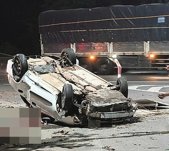 Tài xế tử vong sau khi xe ô tô lật ngửa sau tai nạn. (Ảnh: Người lao động)