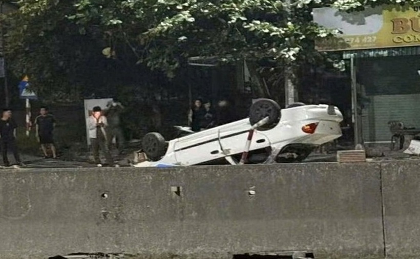 Chiếc xe lật ngửa. (Ảnh: Công lý)