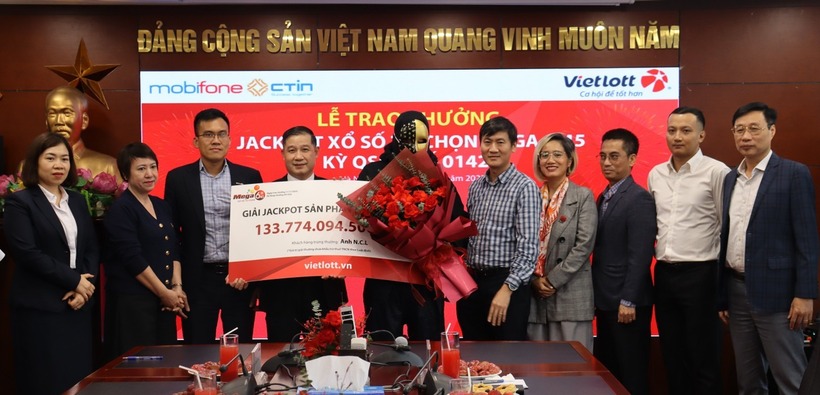 Anh N.C.L. nhận giải Jackpot Mega 6/45 trị giá hơn 133,7 tỷ đồng của Vietlott. Ảnh: Tiền phong